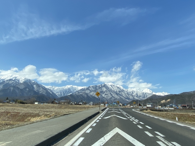 雪山に向かう道