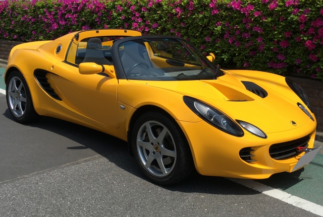 黄色スポーツカー