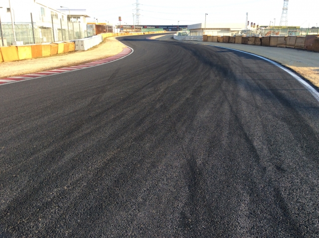 サーキット路面